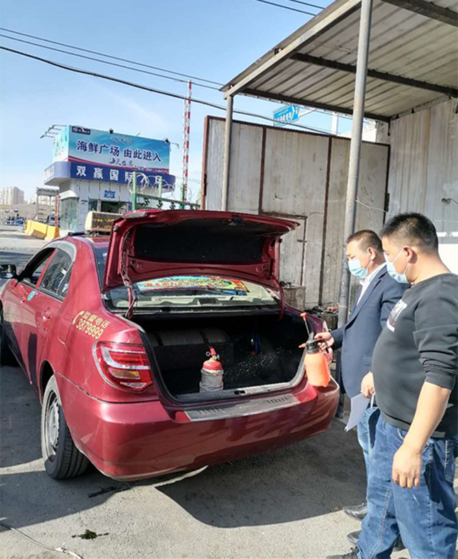 圖為：車隊隊長指導車輛如何規(guī)范消殺工作_副本.jpg