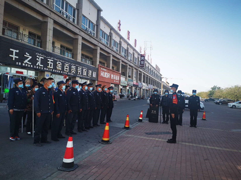 圖為：烏蘇北園春市場(chǎng)治安員列隊(duì)接受教官的指導(dǎo)_副本.jpg