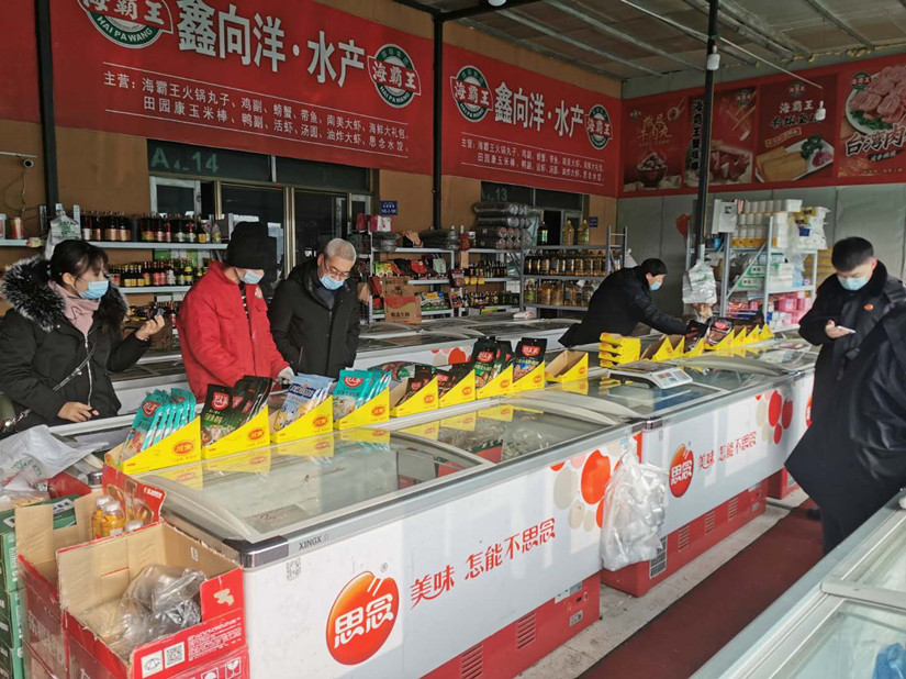 圖為：市場食品質(zhì)量安全檢查小組對商戶貨物進行檢查_副本.jpg